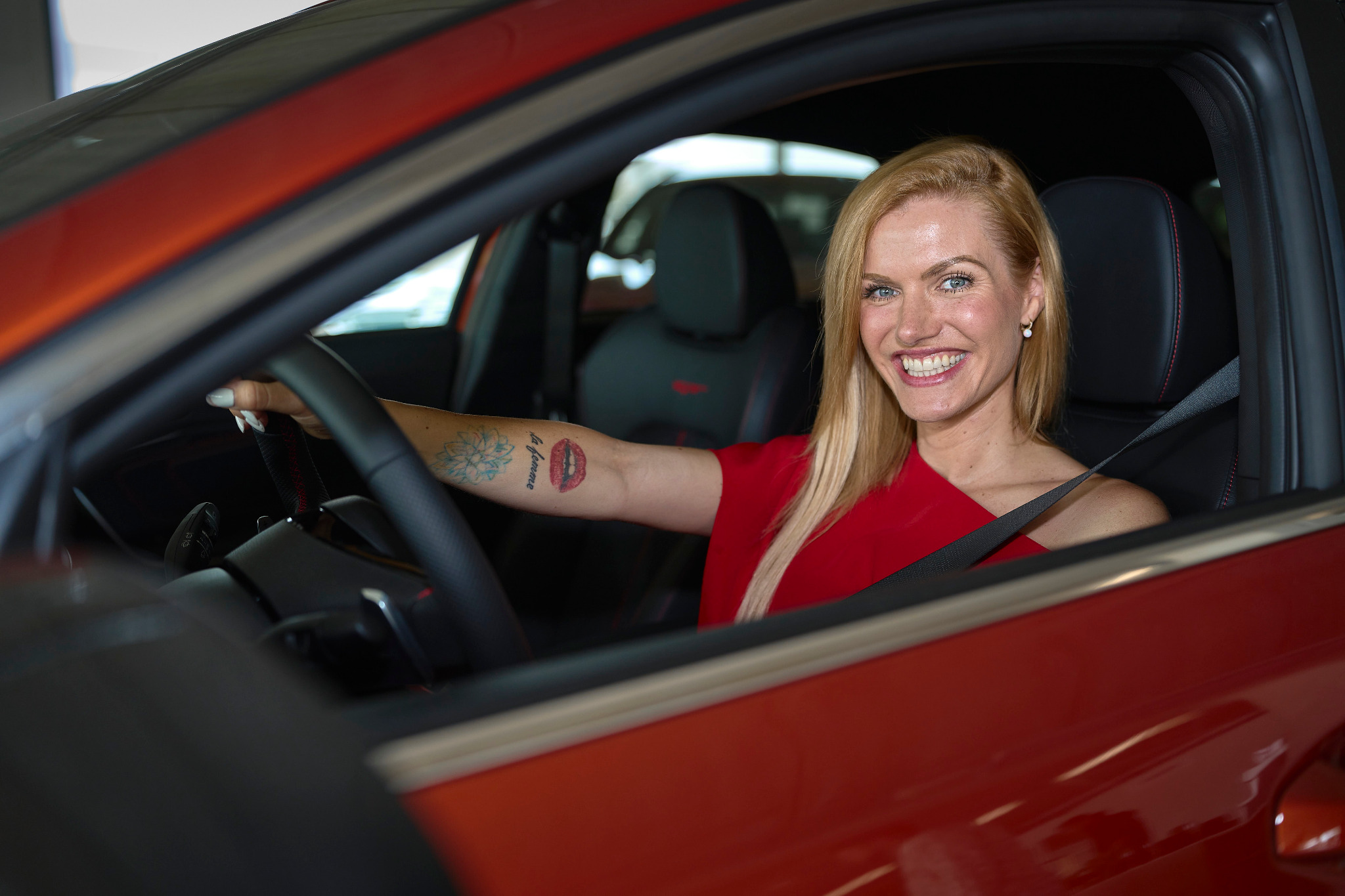 Gabriela Soukalová za volantem vozu Kia Ceed GT.