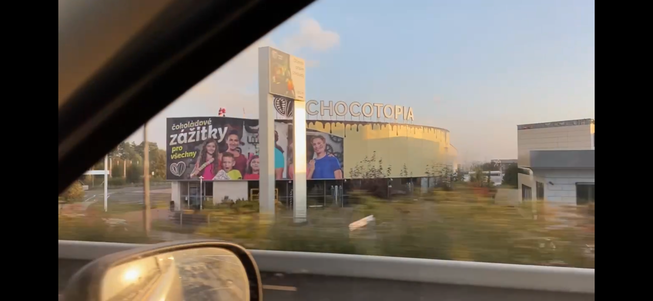 Dokumentační pohled na hotovou fasádu z projíždějícího auta.